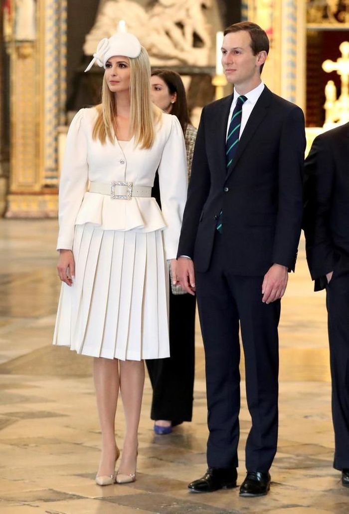 Trong chuyến thăm nước Anh, Ivanka Trump khoác lên người bộ trang phục có giá 4.500 USD (hơn 100 triệu đồng).