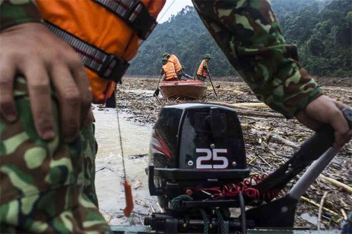 Có lúc máy ca nô bị bịt được ống nước làm mát máy, nên ca nô đi trước phải mở lối cho ca nô sau thoát ra khỏi bãi củi, rác. Ảnh: Văn Chương