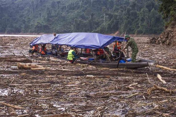 Người dân tận xã Tiên Lãnh, huyện Tiên Phước cũng đưa thuyền ngược dòng 50 km lên tham gia chở bộ đội, công an, dân quân tham gia tìm kiếm. Ảnh: Văn Chương