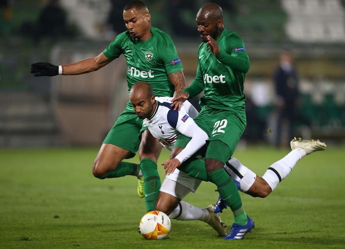 Spurs đẩy cao đội hình tấn công ngay sau tiếng còi khai cuộc. Chỉ trong 10 phút đầu trận, đại diện Premier League đã có 3 lần làm khung thành Ludogorets chao đảo. Kane bỏ lỡ 2 cơ hội, trong khi Bale suýt có bàn thắng từ chấm đá phạt. 