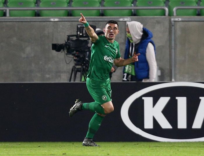 Ludogorets đẩy cao đội hình tấn công, sau khi bị dồn vào thế không còn gì để mất. Chủ nhà bất ngờ có bàn rút ngắn tỷ số ở đầu hiệp 2, sau một pha bóng lộn xộn. Khi hàng thủ Spurs lâm vào thế bị động, Keseru bắt volley cận thành không cho Joe Hart cơ hội cản phá.