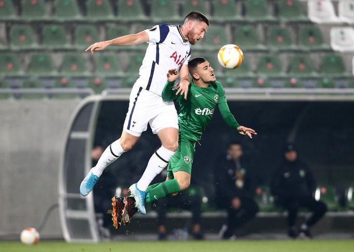 Sự lấn lướt của Spurs thể hiện qua 12 lần dứt điểm trong hiệp một, trong khi Ludogorets chỉ có đúng 1 lần đưa bóng về phía khung thành của Joe Hart ở phút 34. 