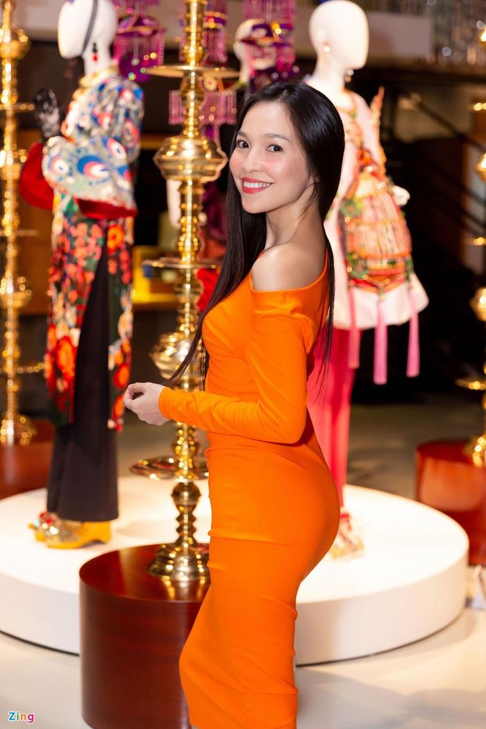 Hiền Thục được khen trẻ trung. Bộ váy ôm sát, lệch vai giúp nữ ca sĩ khoe vóc dáng gợi cảm. Khả Ngân kín đáo, thanh lịch với váy da xếp pli dài tới bắp chân, kết hợp sơ mi cánh tiên. Những năm gần đây, cựu hot girl Sài thành theo đuổi sự nghiệp diễn xuất, cô được giao đảm nhận vai chính trong một số dự án như Hậu duệ mặt trời, 100 ngày bên em. 