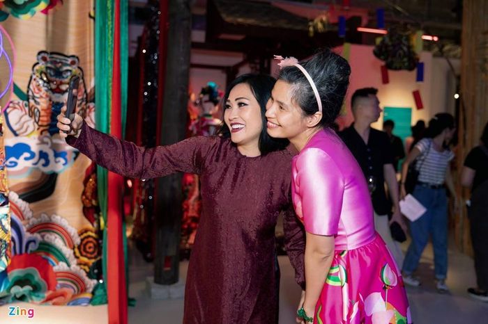  Phương Thanh khá thân thiết với NTK Thủy Nguyễn. Nữ ca sĩ chọn áo dài - chủ đề chính trong các bộ sưu tập của buổi triển lãm. 