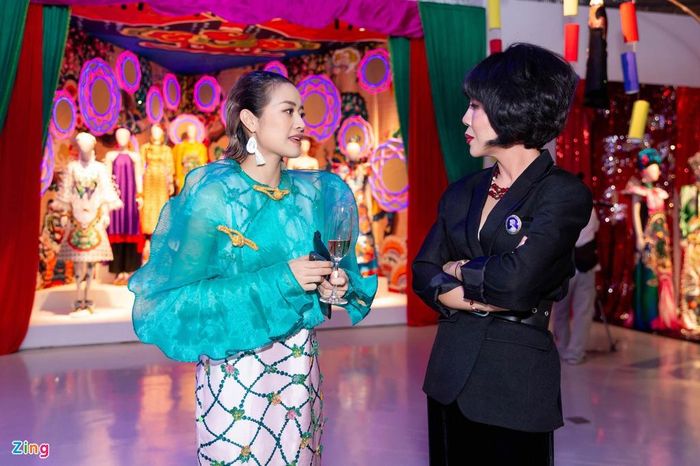  MC Phí Linh và Trác Thúy Miêu trò chuyện thân thiết trong thời gian có mặt ở sự kiện. Trước đó, Trác Thúy Miêu gây chú ý với vụ việc không được vào buổi trình diễn của NTK Đỗ Mạnh Cường vì mặc sai dresscode. 