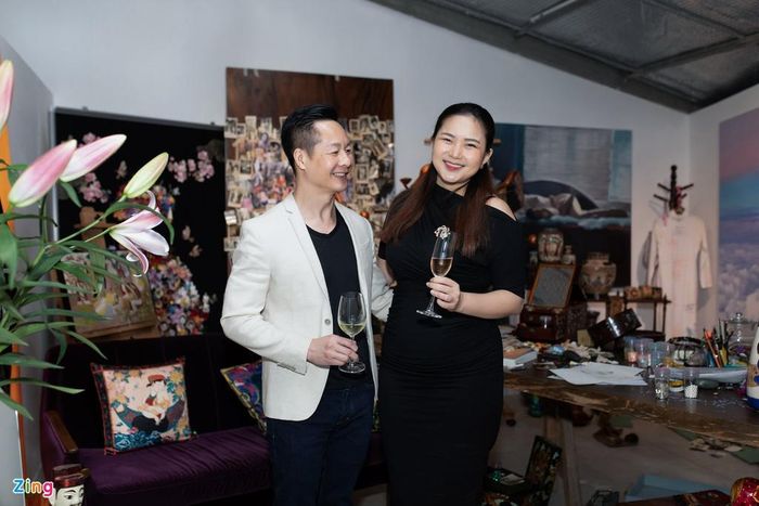  Phan Như Thảo dự sự kiện cùng chồng. Sau khi kết hôn với doanh nhân Đức An, cô rút khỏi showbiz, dành thời gian chăm sóc chồng và con. Trên mạng xã hội, cựu người mẫu thường thẳng thắn đáp trả những bình luận chê bai ngoại hình, khẳng định chồng yêu thích vẻ đẹp tròn trịa của cô. 