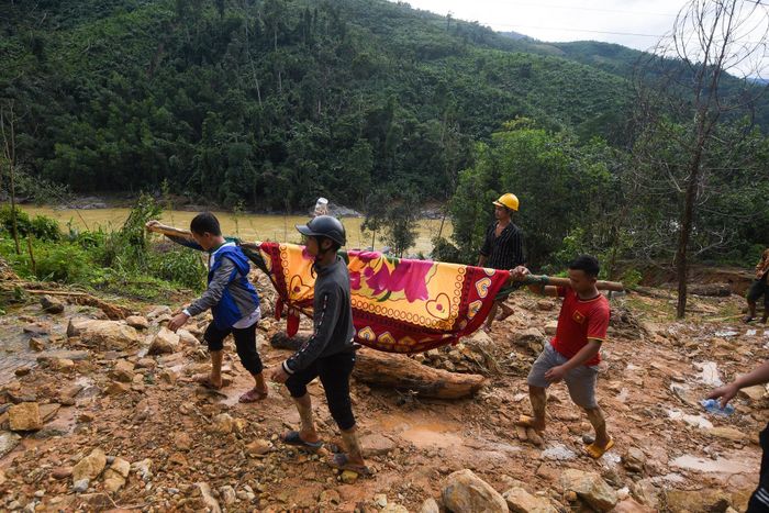  Người dân thay phiên nhau khiêng người bị thương đi quãng đường 16 km. 