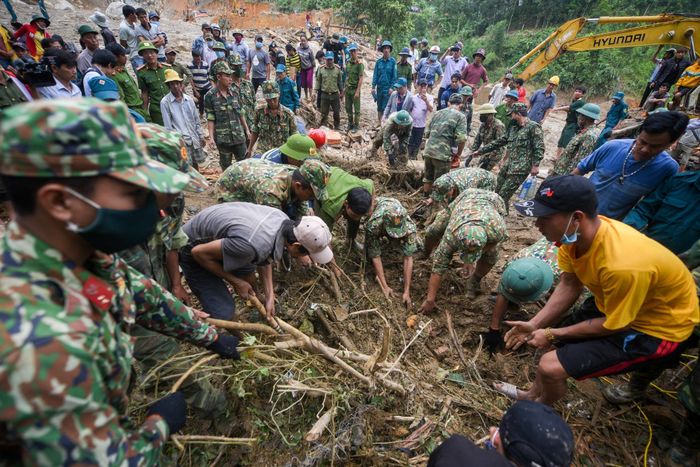  Ngày đầu tìm kiếm, bộ đội cùng người dân dùng tay đào bới đống đổ nát. 