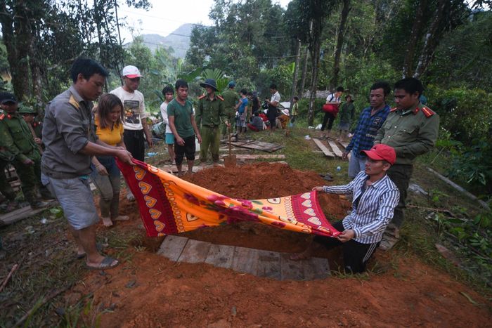  Hòa gục khóc khi nghe tin dữ, thi thể người thân của chị lần lượt được tìm thấy. 