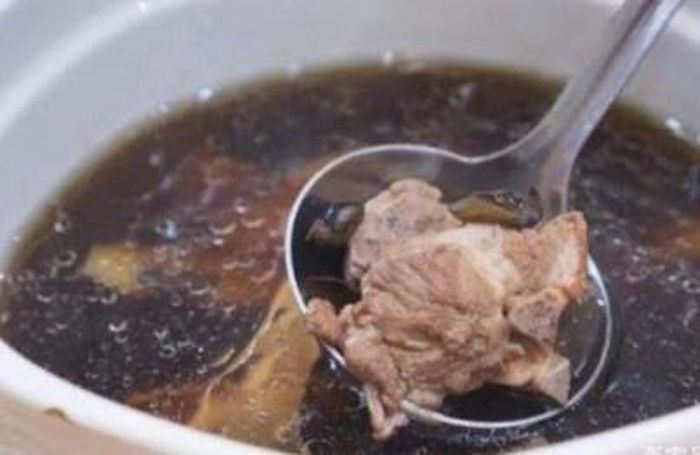 Bạn luộc thịt rồi thái theo kích thước vừa miệng. Đối với các thành phần dược liệu, nên cho vào túi lưới rồi ngâm trong nồi nước luộc. Trong khoảng 2 giờ nấu, nên chú ý để lửa nhỏ, chỉ thêm lượng muối vừa đủ. Ảnh: baijiahao. 