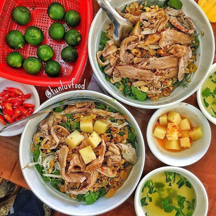 Quán Bà Hằng có không gian rộng rãi, nổi bật với món ngan cháy tỏi. Ảnh: Tuntunluvfood, Linhys_.