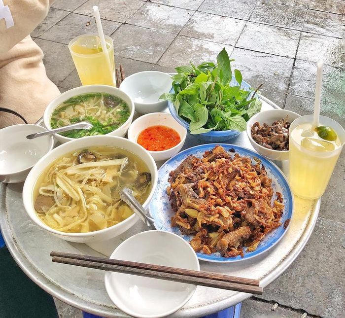 Quán ăn này là điểm dừng chân của nhiều thực khách mê ngan ở khu phố cổ. Ảnh: Eatenbylong, Huonghuong_.