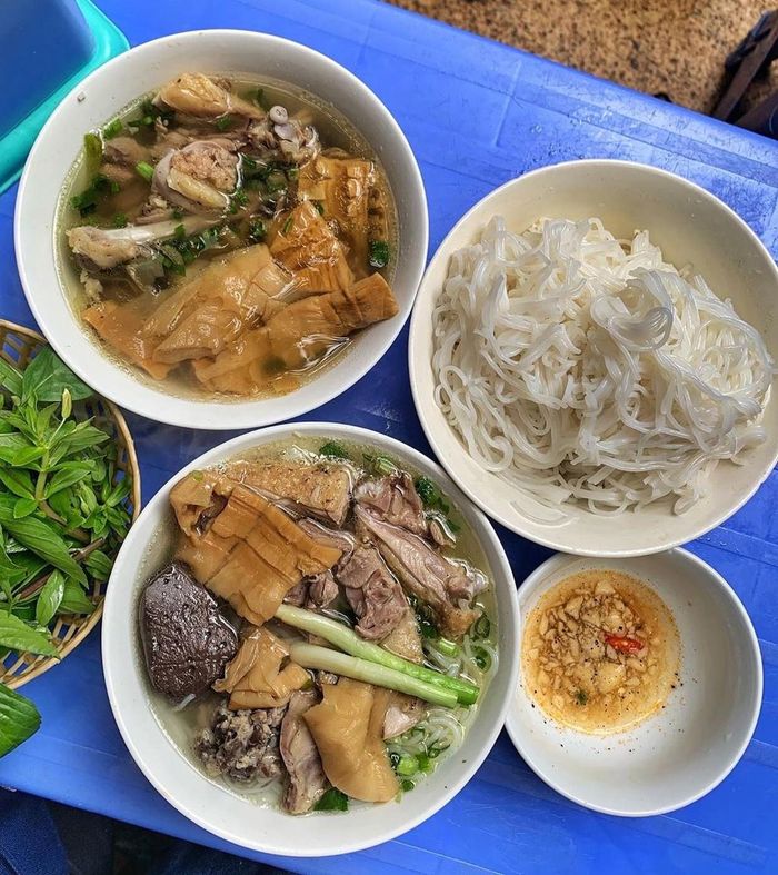 Thực khách đến quán bún ngan Nhàn vào buổi trưa sẽ phải xếp hàng chờ lâu mới dến lượt. Ảnh: Ngocfoods.