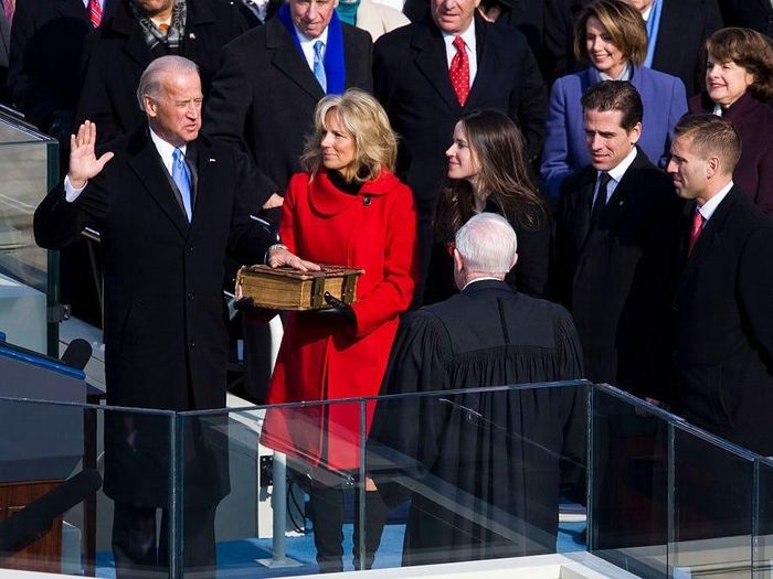 Tháng 1/2009, bà Jill Biden cầm cuốn Kinh thánh - được gia đình ông Biden lưu giữ từ những năm 1890 - khi chồng tuyên thệ nhậm chức phó tổng thống Mỹ. Ông Joe Biden cũng ủng hộ sự nghiệp của vợ. Bà là đệ nhị phu nhân đầu tiên vẫn giữ sự nghiệp riêng sau khi chồng nhậm chức. Cụ thể, bà là giáo sư tiếng Anh tại Cao đẳng Cộng đồng Bắc Virginia trong 8 năm, dạy 15 tín chỉ trong một học kỳ. “Tôi biết mình có thể đảm đương cả hai công việc”, bà Jill Biden nói. Theo Los Angeles Times, bà khuyến khích sinh viên gọi mình là “Tiến sĩ B.”.