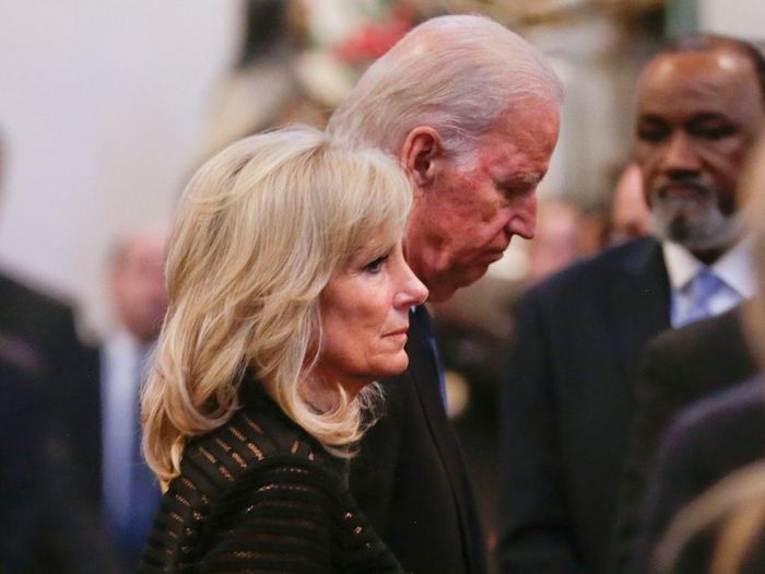 Năm 2015, bi kịch ập đến khi con trai cả Beau Biden của họ qua đời vì ung thư não. Vợ chồng ông Joe Biden lặng lẽ rời đi sau đám tang con trai ở Wilmington, Delaware. Sau mất mát này, ông Joe Biden quyết định không tranh cử tổng thống vào năm 2016.