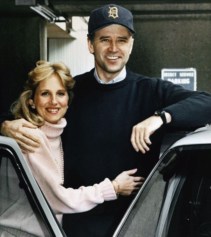 Năm 1988, ông Joe Biden bị phình động mạch não, phải phẫu thuật. Cuối năm đó, cựu phó tổng thống Mỹ lại bị tắc mạch phổi. Bà Jill luôn túc trực, chăm sóc chồng bình phục. Năm 2007, ông Joe Biden viết về tình yêu dành cho vợ trong cuốn hồi ký Promises To Keep: “Cô ấy đã mang cuộc sống của tôi trở lại. Cô ấy khiến tôi bắt đầu nghĩ rằng gia đình mình có thể trọn vẹn một lần nữa”.