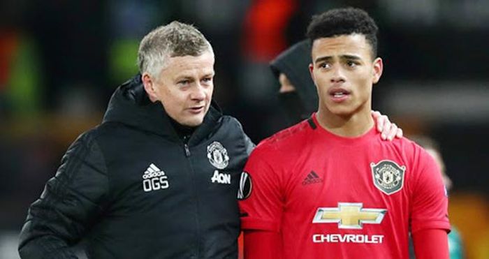 Greenwood (phải) hoàn toàn có thể đạt tới đẳng cấp của Harry Kane