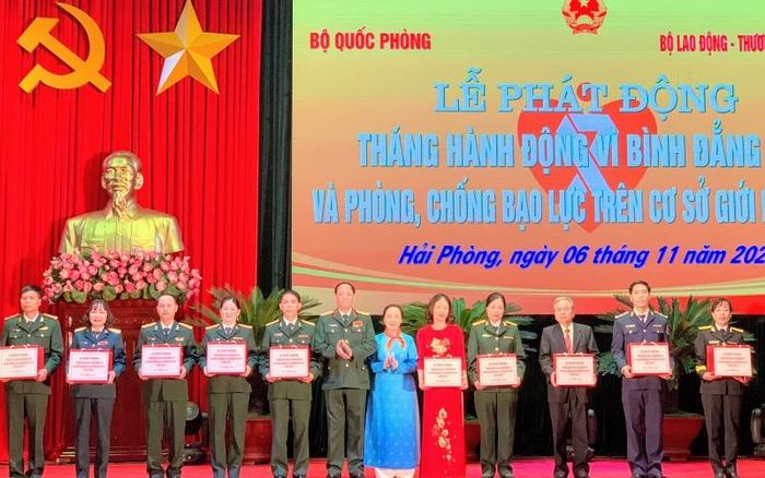 Biểu dương, tặng quà các gia đình tiêu biểu.