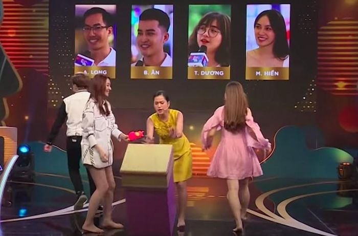 Ngân Khánh tỏ ra bất ngờ và hơi chút gượng gạo khi đối diện với phản ứng thái quá của Lâm Vỹ Dạ. Trước tình huống đó, Đại Nghĩa phải dựng lại đạo cụ trên sân khấu và nhắn nhủ: "Chơi không cộc nha! Không phá đồ của chương trình nha!".