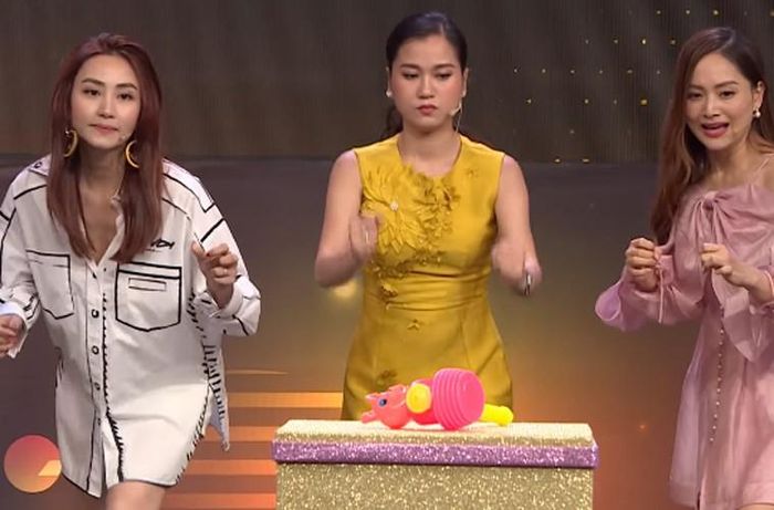 Hành động của bà xã Hứa Minh Đạt bị chỉ trích làm quá, không tôn trọng đồng nghiệp. Tuy nhiên người bênh vực cô thì cho rằng đó chỉ là cách cô giả vờ giận dỗi để đẩy chương trình lên cao trào, thêm phần kịch tính.