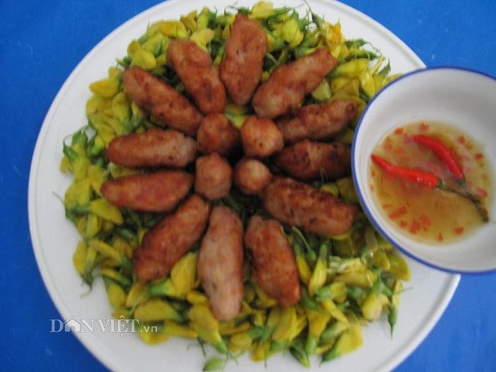 Đánh hai quả trứng gà cùng nửa tô bột mì ngang hòa cùng một chút nước lã cho bột hơi sền sệt là được. Sau đó, cho thịt cá linh xay nhuyễn vào trộn đều, và dùng tay nắm thành từng miếng (tròn, vuông tùy thích) cho vào chảo mỡ đang sôi cho tới khi miếng chả chín vàng là được. Sắp những miếng chả cá linh chiên vàng ươm lên đĩa bông điên điển đã rưới sẵn giấm, đường và dọn lên bàn ăn cùng cơm nóng. Ảnh: Dân Việt, Internet.