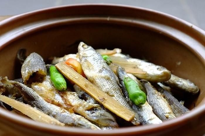 Tô cá linh kho không thể thiếu dưa leo, điên điển, bông súng... chấm cùng. Chan nước kho mà ăn cùng cơm nóng thì ôi thôi phải gọi là "cực phẩm". Nếu muốn tăng thêm độ chua kích thích thì cứ việc vắt chanh, dầm me nữa là trọn đầy hương vị.