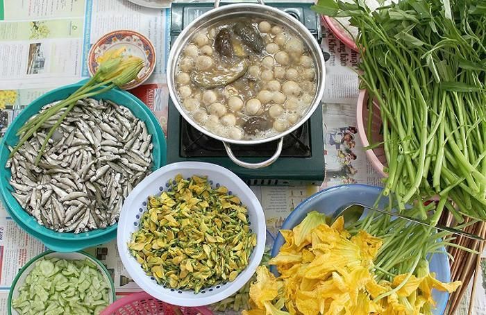 Lẩu cá linh bông điên điển: Tuy có nhiều cách chế biến khác nhau, lẩu cá linh bông điên điển đều có điểm chung là đậm đà và dân dã.