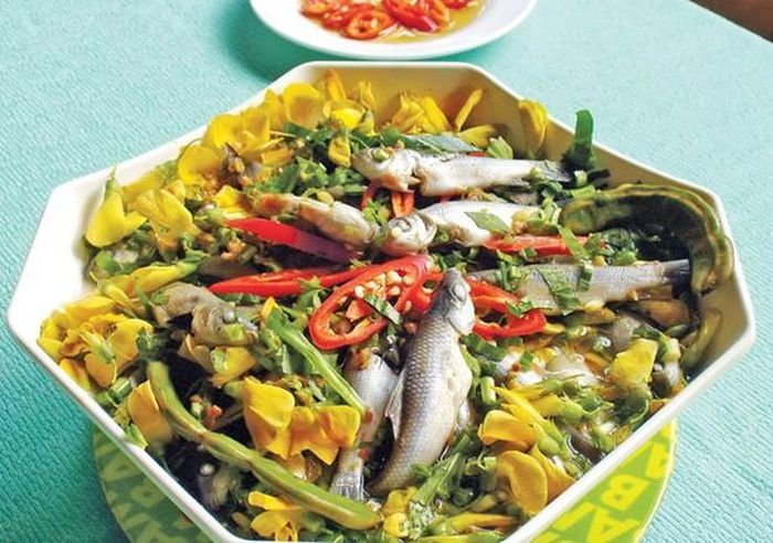 Nét hấp dẫn nhất của món ăn này là khi kết hợp cá linh nấu cùng bông súng hay bông điên điển, dường như tất cả mọi thức quà quý của mùa lũ đã được tận dụng đủ đầy. Cá linh cỡ bằng ngón tay được làm sạch, nấu mềm cùng với gia vị và rau. Khi ăn cứ việc cắn trọn con cá mềm mại, beo béo có chút đắng bùi từ túi mật mà tận hưởng sự giao hòa hương vị.
