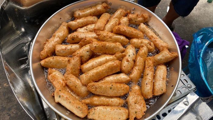 Chả cá linh: Món ăn này làm khá kỳ công nhưng độ ngon thì miễn chê. Cá linh mua ở chợ (hoặc siêu thị) phải lựa cá thật tươi. Về nhà cắt đầu đuôi, moi bỏ ruột và rửa sạch để ra rổ cho ráo. Cho cá vào cối xay nhuyễn (có thể quết trong cối đá cho thịt cá dai càng tốt). Thêm gia vị (tiêu, tỏi, hành, ớt, bột ngọt, muối) cho vừa khẩu vị.
