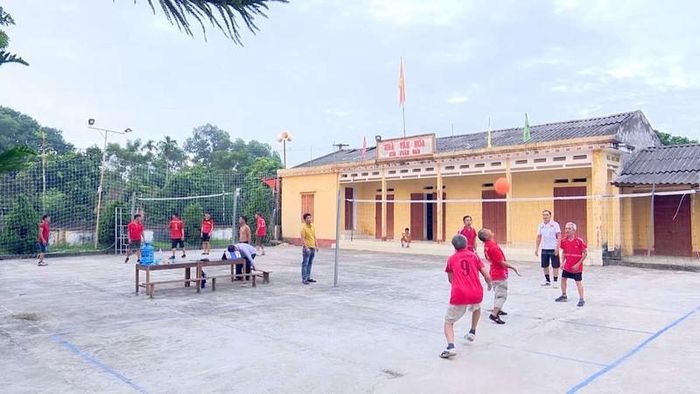 Nhà văn hóa xã cùng công trình phúc lợi được xây dựng khang trang.