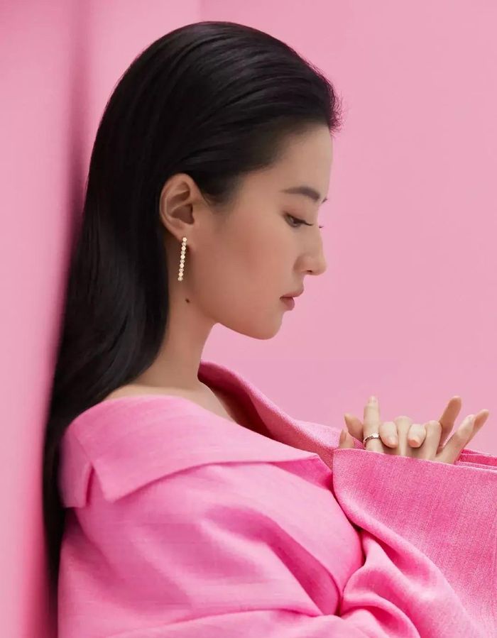Ảnh tạp chí của nàng "Tiểu Long Nữ" vẫn khiến người hâm mộ xao xuyến bởi thần thái bay bổng thoát tục tựa tiên nữ.