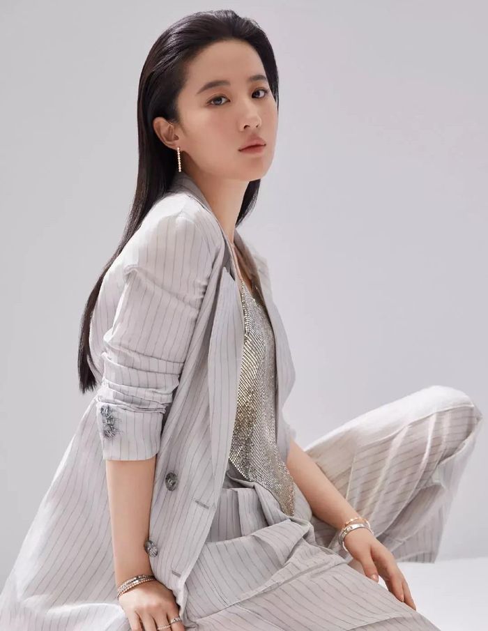 Nhan sắc thật ngoài đời của ngôi sao "Hoa Mộc Lan" nhiều lần trở thành đề tài gây tranh cãi của netizen.