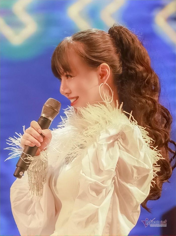 Thu Hương tươi tắn dẫn một sự kiện âm nhạc ngoài trời tại Hà Nội tối 31/10 vừa qua.