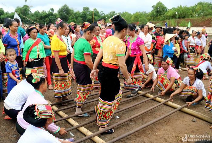 Nhảy sạp tại Lễ hội Bươn Xao trên địa bàn xã Tiên Kỳ. Ảnh: Huy Thư