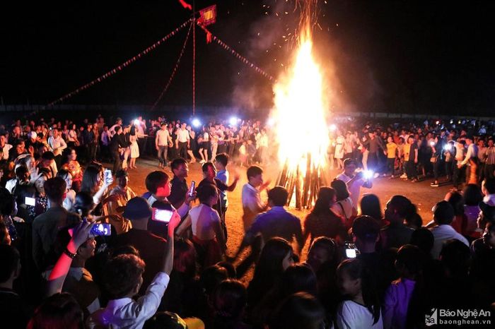 Đốt lửa trại tại Lễ hội Bươn Xao của huyện Tân Kỳ. Ảnh: Huy Thư