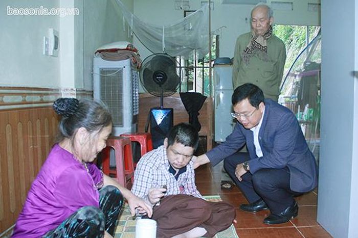 Đại diện lãnh đạo UBND Thành phố thăm hỏi, động viên gia đình ông Trần Xuân Sỹ