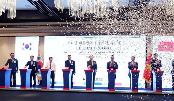  Ngày 6/11, tại TP Đà Nẵng, Tổng lãnh sự quán Hàn Quốc tại Đà Nẵng chính thức khai trương trước sự chứng kiến của lãnh đạo ngoại giao Việt Nam và Hàn Quốc. 