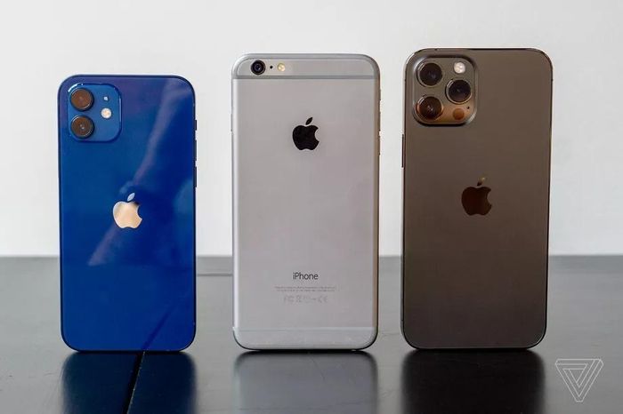  Cảm giác cầm nắm chiếc iPhone 12 Pro Max không có nhiều khác biệt so với các phiên bản Plus hay Max mà Apple từng sản xuất. Tuy có màn hình lớn nhất từ trước đến nay, rất khó để người dùng nhận ra chi tiết này cho đến khi so sánh trực tiếp với các mẫu iPhone tiền nhiệm. Ảnh: The Verge. 