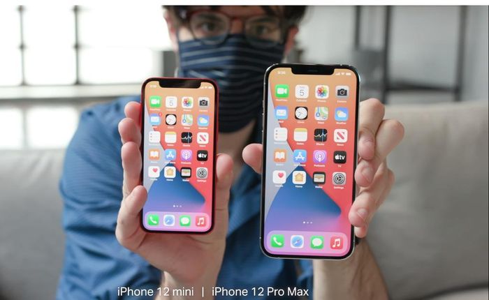  Với iPhone 12 mini, điều đặc biệt đầu tiên của chiếc smartphone này chính là màn hình có kích thước chỉ 5,4 inch. iPhone 12 mini sử dụng chip xử lý Apple A14 Bionic, các chi tiết khác như camera, kiểu dáng không có gì khác biệt so với những phiên bản cùng dòng. Khi so sánh với iPhone 6, 6S, 7 hay iPhone 8, iPhone 12 mini có khung máy nhỏ hơn. Tuy nhiên, màn hình không viền của mẫu 12 mini vẫn tạo cho người sử dụng trải nghiệm tốt. Ảnh: The Verge. 