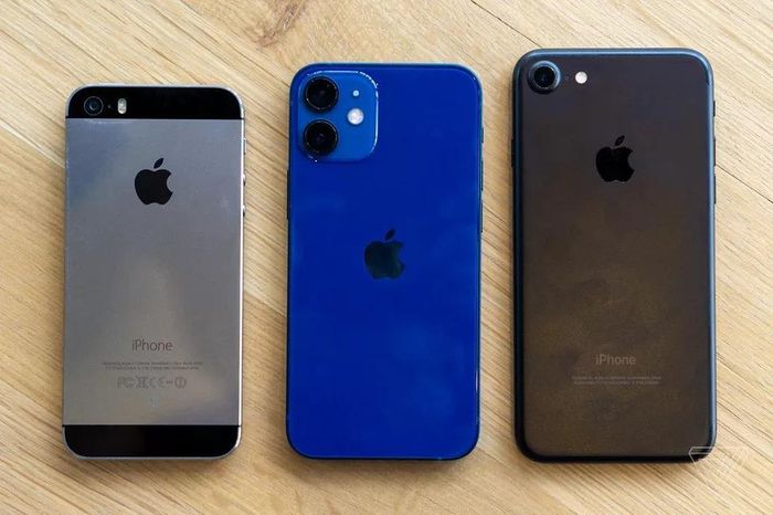  iPhone 12 mini là phiên bản có giá thấp nhất, khởi điểm ở mức 729 USD. Năm 2019, mẫu iPhone rẻ nhất mà Apple cho ra mắt là chiếc iPhone 11 6,1 inch, có giá khởi điểm 699 USD. Mặc dù vậy, để sở hữu một chiếc smartphone nhỏ gọn hơn, người dùng cần phải bỏ ra 999 USD cho chiếc iPhone 11 Pro 5,8 inch. Ảnh: The Verge. 