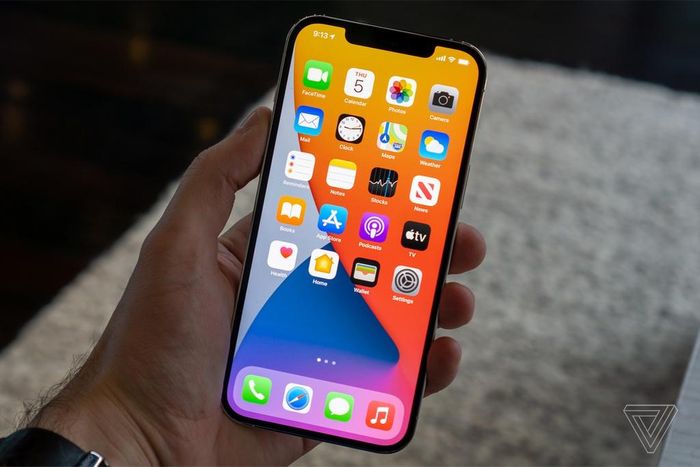 Trái với iPhone 12 mini, phiên bản 12 Pro Max có thiết kế màn hình lên tới 6,7 inch, kích thước lớn nhất mà Apple từng sản xuất. Đây cũng là mẫu máy có giá cao nhất trong dòng sản phẩm iPhone 12, khởi điểm ở mức giá 1.099 USD. Với ưu thế về kích thước, Apple đã tận dụng không gian để nâng cấp hệ thống camera hoàn toàn mới, bao gồm ống kính zoom mới và một cảm biến lớn hơn. Ảnh: The Verge. 