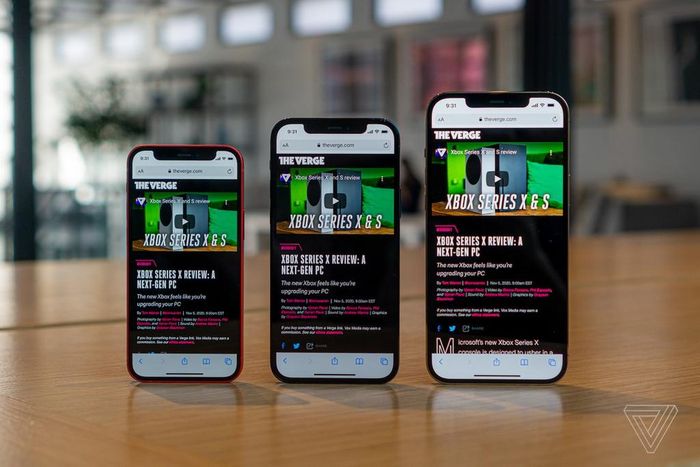  iPhone 12 Pro Max không quá nặng khi cầm trên tay, chỉ 228 g. Ngoài ra, cảm giác cầm máy rất chắc chắn. Theo The Verge, Apple vẫn chưa tạo ra nhiều lợi thế khi không có tùy chọn hỗ trợ các ứng dụng chạy song song. Ảnh: The Verge. 
