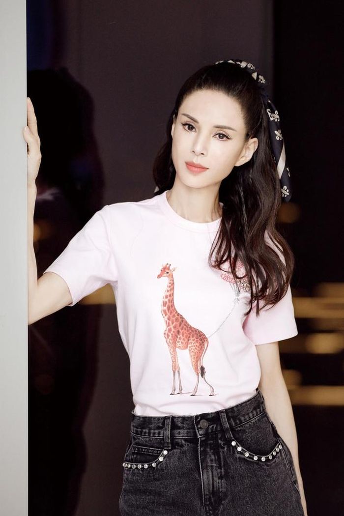 Tuổi 54, Lý Nhược Đồng vẫn giữ được sự trẻ trung đáng ngưỡng mộ. 