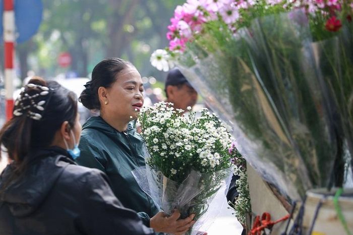 Còn với 1 bó hoa to sẽ từ 100.000 đồng đến 150.000 đồng.