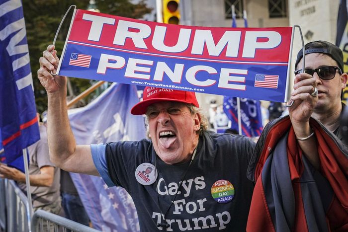  Một người ủng hộ Tổng thống Trump giận dữ hét vào đám đông ăn mừng ứng viên Biden, thứ Bảy, ngày 7 tháng tại Philadelphia, Pennsylvania