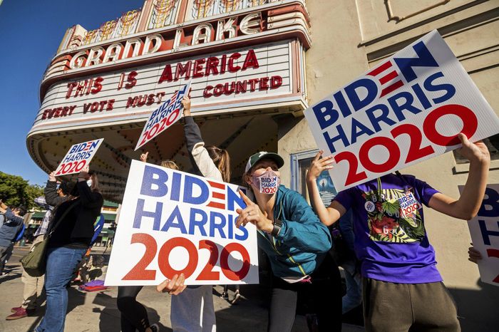  Đám đông ăn mừng chiến thắng của bộ đôi Joe Biden - Kamala Harris tại Oakland, California