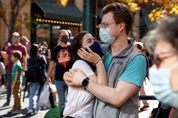  Người dân tại TP New York - nơi ủng hộ ứng viên đảng Dân chủ vỡ òa trong vui sướng khi các hãng tin tuyên bố ông Joe Biden đắc cử