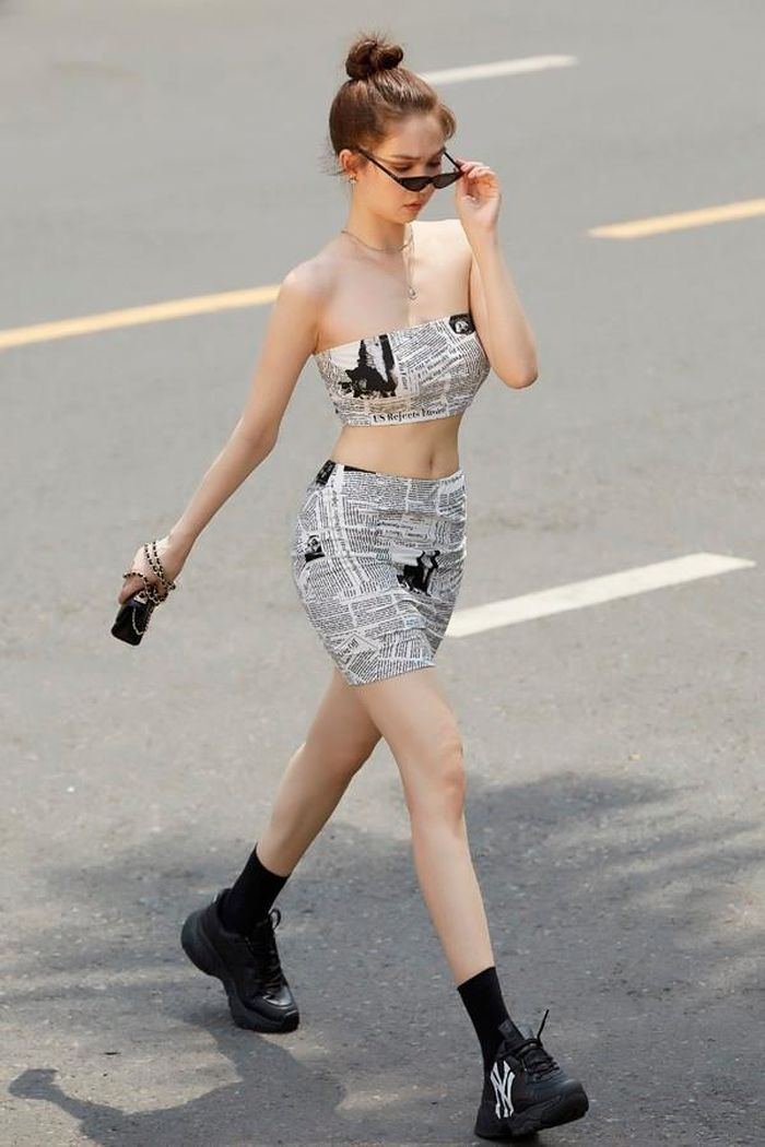 Kiểu áo khoe trọn vai trần, eo thon với nhiều sắc màu, họa tiết giúp style dạo phố của Ngọc Trinh thêm cuốn hút.