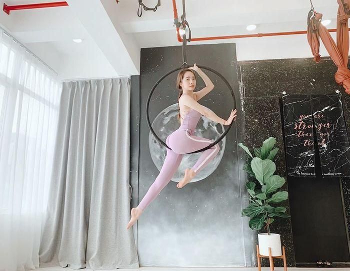 Bù lại, hiệu quả của việc đu dây trên không lại khiến cơ thể tiêu hao được nhiều calo, tăng cường sự tập trung và sức bền cho cơ thể. Đây cũng là lý do “cá sấu chúa” Quỳnh Nga hết lòng lăng xê môn tập mới này.