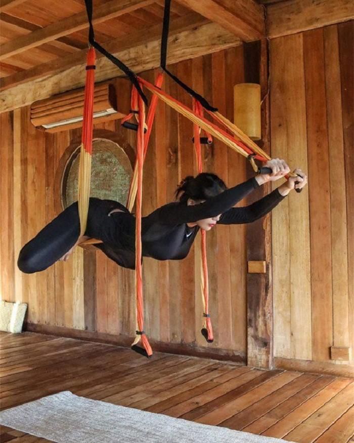 Gần đây, hoa hậu Kỳ Duyên là một trong những mỹ nhân Việt tiếp tục thử thách bộ môn mới. Đến với yoga bay, người đẹp không chỉ tiêu hao năng lượng mà còn thêm dẻo dai, trẻ khỏe.